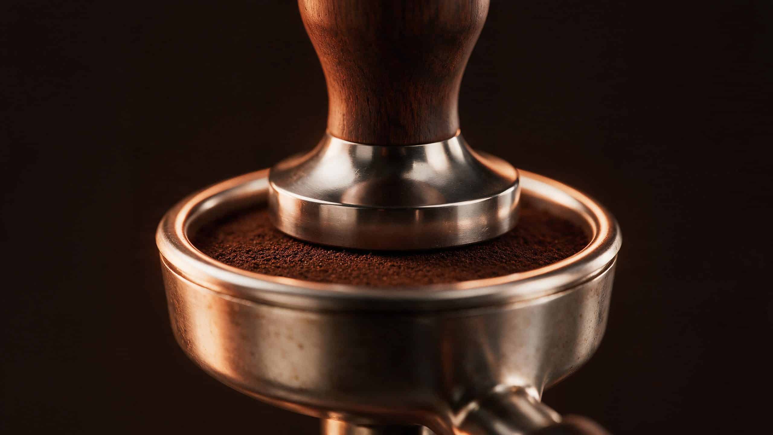 Espresso Tamping: Pressure, Flatness, and What Actually Changes in the Cup